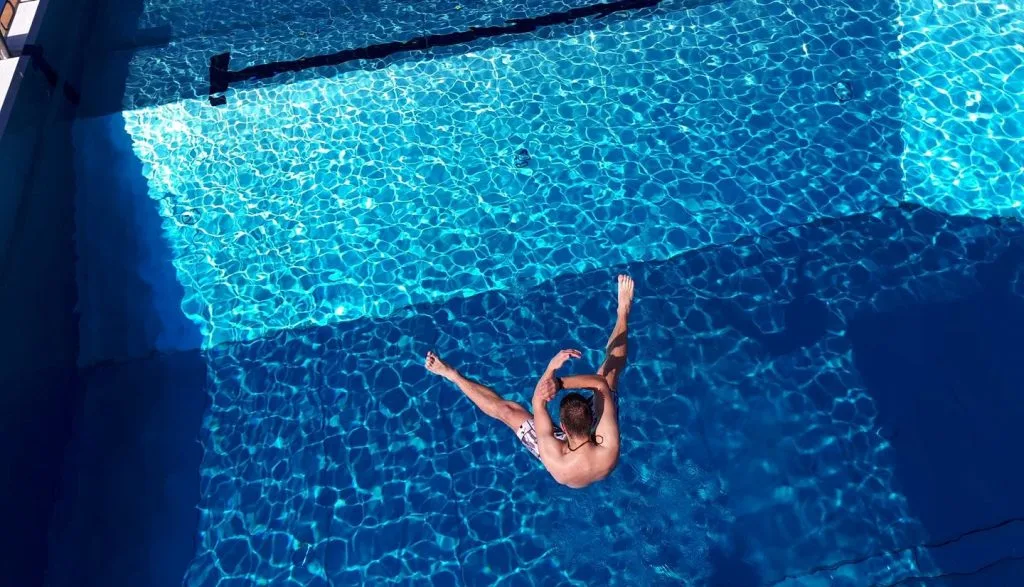 Freibad Sprungturm von oben