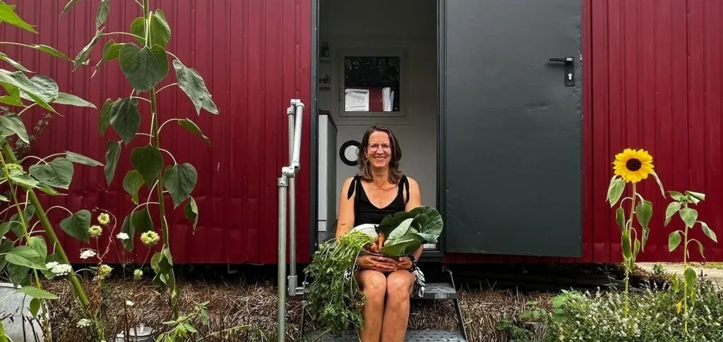 Mieke vor Bauwagen jpg
