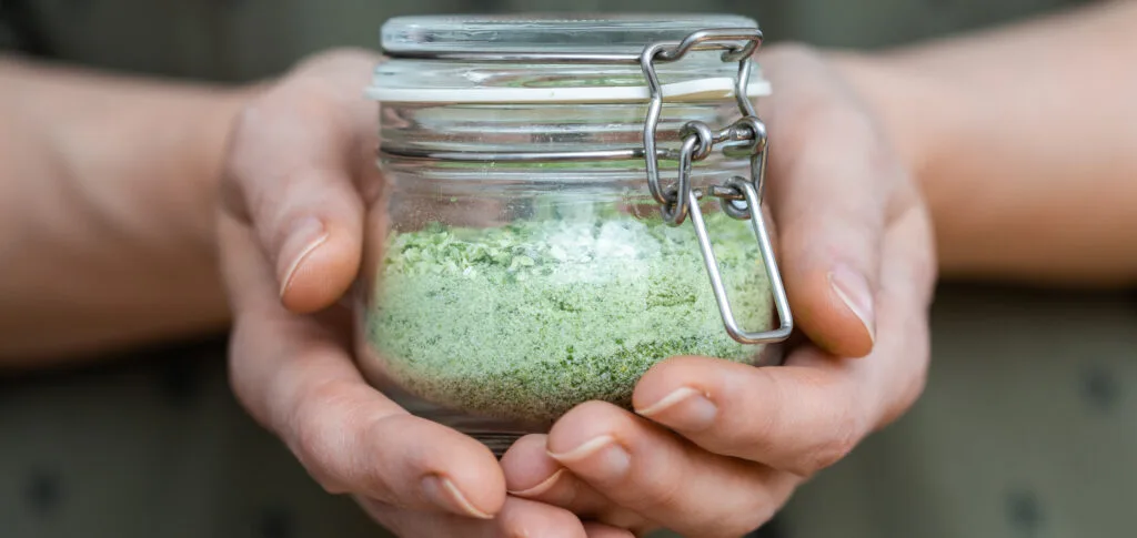 Glas in der Hand Kraeutersalz jpg