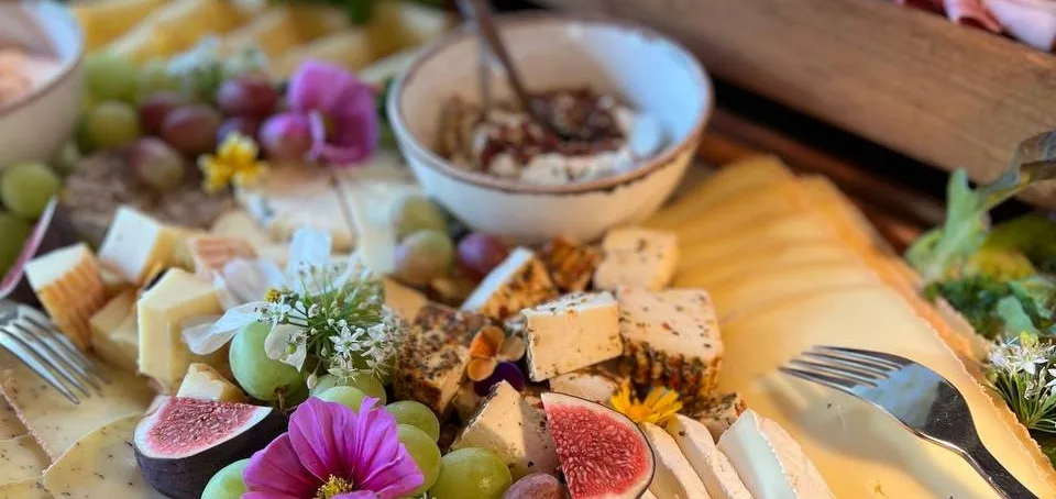 Wurst und Kaese dekoriert mit Obst und Fruechten jpg