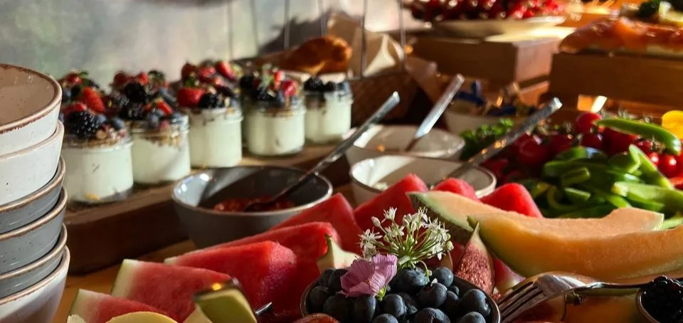 frisches Obst und leckere Snacks jpg